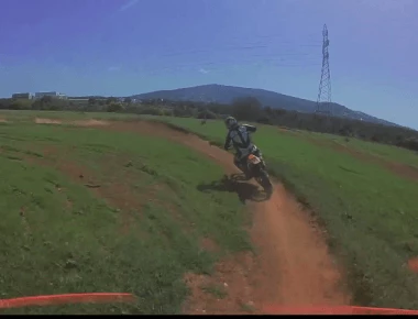 Η κόντρα ενός drone με μια μηχανή motocross: Ποιος νίκησε τελικά; (βίντεο)